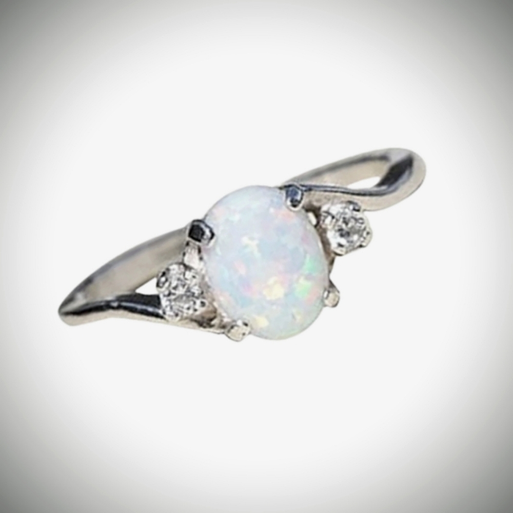 Sz 11 White Fire Opal Fashion Ring